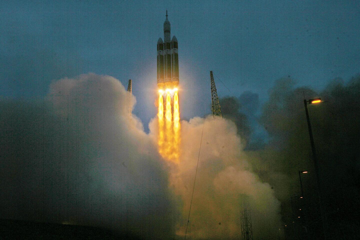 Orion spacecraft launches