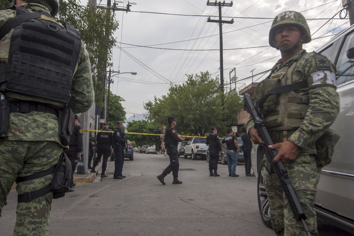 En 2014, investigadores del CIDE y la UNAM accedieron a datos sobre enfrentamientos entre fuerzas de seguridad federales y presuntos miembros de la delincuencia organizada y concluyeron que entre 2007 y 2014, por cada “presunto agresor” que hirieron los soldados, mataron a ocho más en promedio.(GETTY)