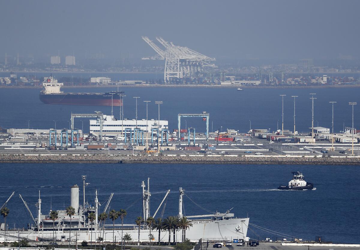 Zonas de descarga vacías y grúas inactivas en los puertos de Los Ángeles y Long Beach el 6 de marzo.