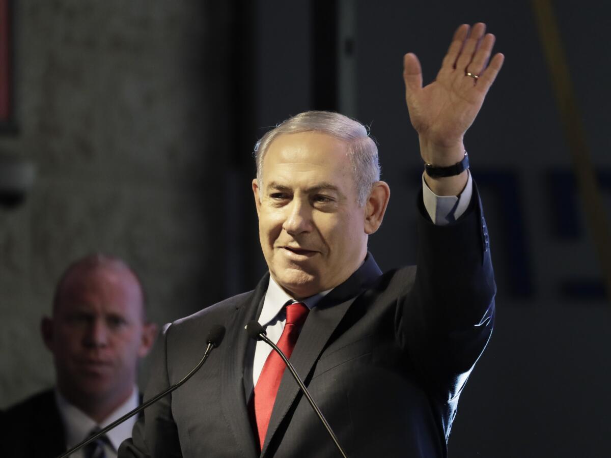 EI primer ministro israelí, Benjamin Netanyahu, saluda durante la ceremonia de apertura de una sala de urgencias antibombas en un hospital de Ashkelon, Israel, el martes 20 de febrero de 2018.