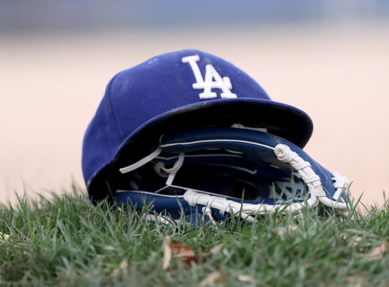 Şapka ve eldiven sahada.