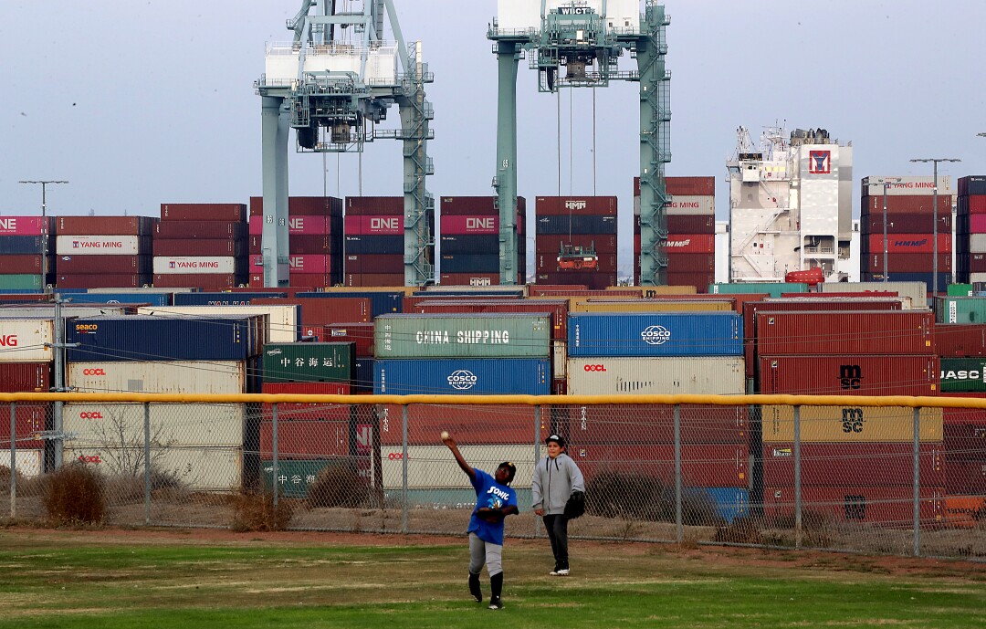 بچه ها در زمین بیسبال لیگ کوچک، که مشرف به بندر لس آنجلس در سن پدرو است، بازی می کنند.