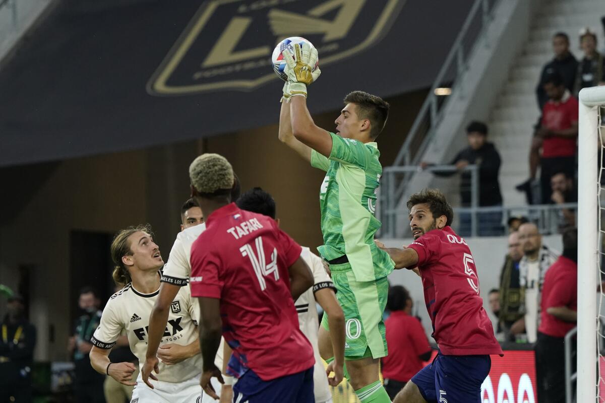 Los Angeles FC goalkeeper Tomas Romero grabs a corner kick 