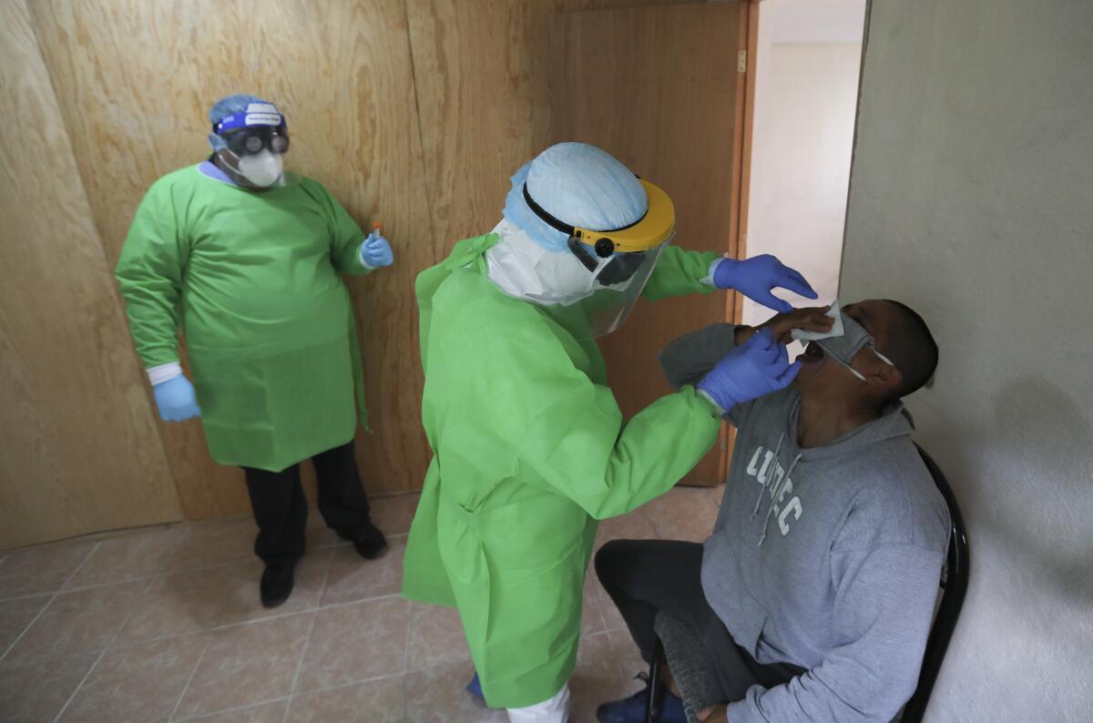 Un trabajador de salud realiza una prueba de detección de coronavirus