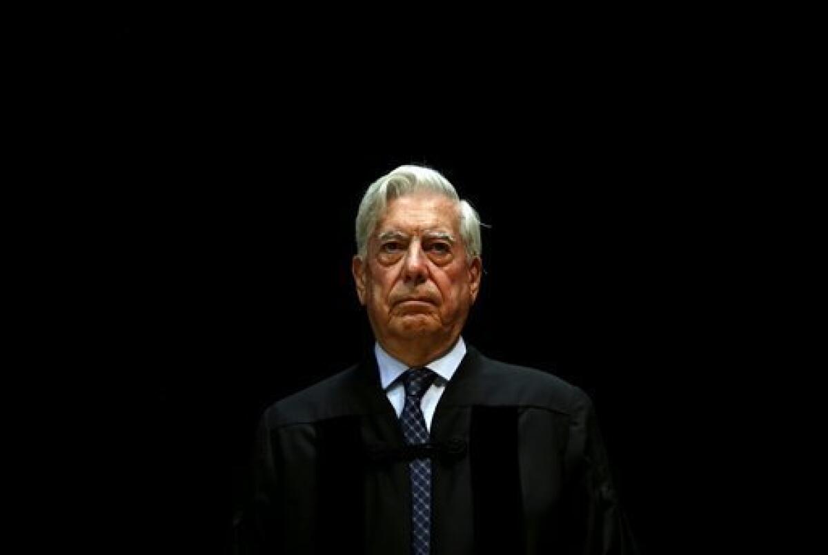 El escritor peruano laureado con el premio Nobel de Literatura, Mario Vargas Llosa, asiste a una ceremonia de la Universidad Nova de Lisboa en la que recibió un grado Honoris Causa, en Lisboa, Portugal. (AP Foto/Francisco Seco, Archivo)