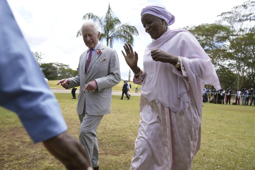 El rey Carlos III, a la izquierda, habla con la subsecretaria general de Naciones Unidas, Zainab Hawa Bangura, durante una visita a la Oficina de Naciones Unidas en Nairobi, Kenia, el miércoles 1 de noviembre de 2023. (AP Foto/Brian Inganga, Pool)
