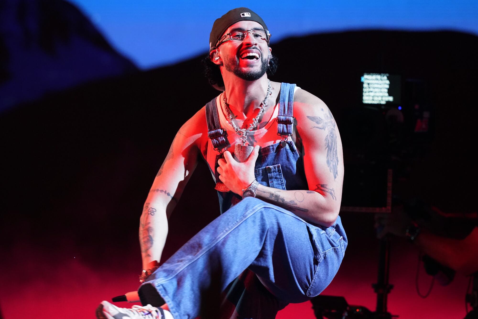 Bad Bunny se presenta en los Premios Billboard Latinos en Coral Gables, Florida, el 5 de octubre de 2023.