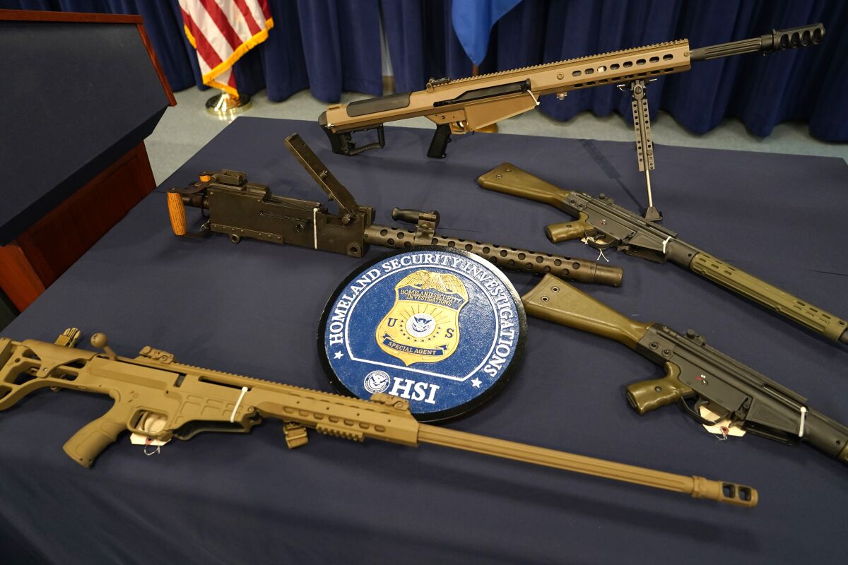 Armas de fuego son presentadas ante la prensa en la oficina de campo de Investigaciones de Seguridad Nacional, el miércoles 17 de agosto de 2022, en Miami. (AP Foto/Lynne Sladky)