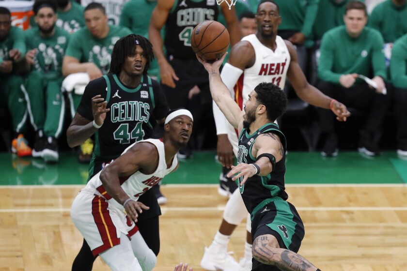 En foto del viernes 27 de mayo del 2022, Jayson Tatum de los Celtics de Boston lanza el balón sobre Jimmy Butler 