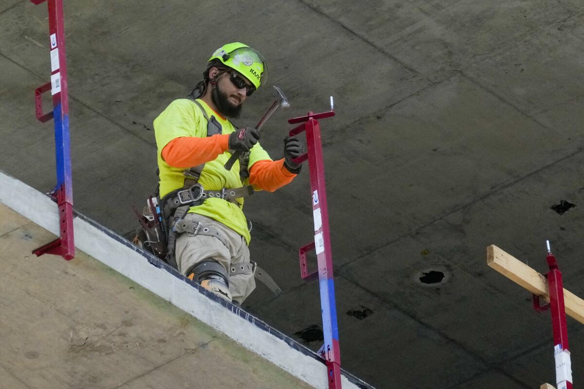 Un albañil trabaja en Filadelfia, el 3 de septiembre del 2024. (Foto AP /Matt Rourke)