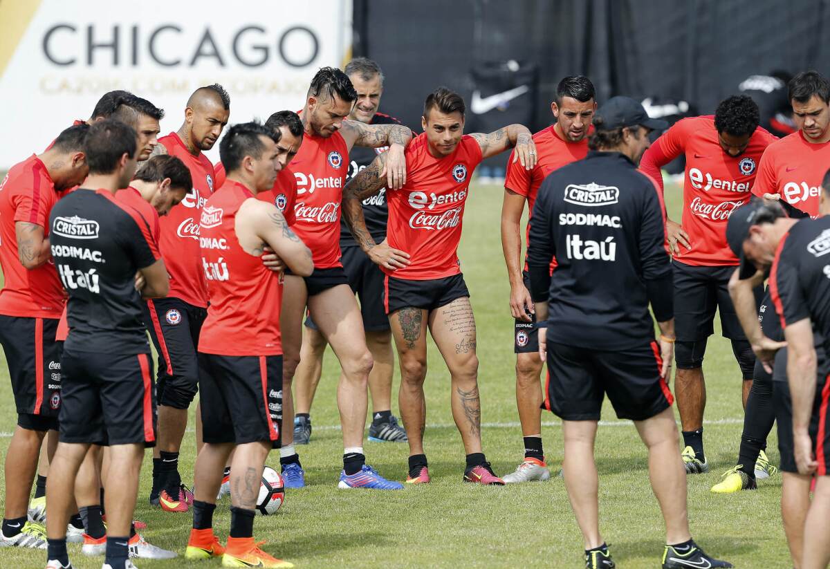 Jugadores de la selección chilena de fútbol participan de un entrenamiento hoy, lunes 20 de junio de 2016, en Chicago (Estados Unidos), previo al juego de Chile contra Colombia por las semifinales de la Copa América Centenario en Chicago. EFE/MAURICIO DUEÑAS CASTAÑEDA