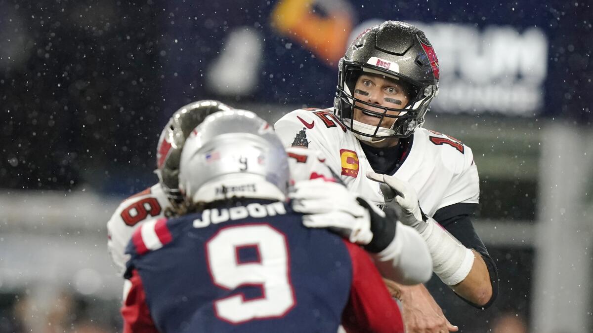 Patriots fall to Buccaneers 19-17 as Brady sets passing record