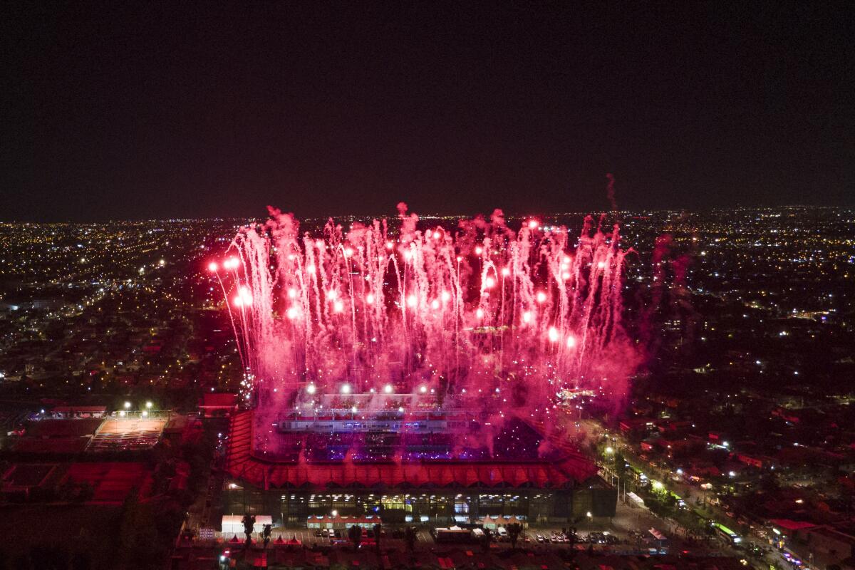 Fuegos artificiales durante la ceremonia de clausura de los Juegos Panamericanos
