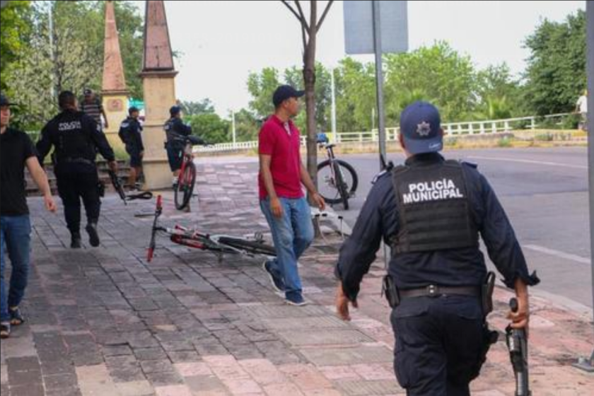 La policía municipal en acción durante enfrentamientos entre grupos armados con las fuerzas federales en calles de Culiacán, en el estado de Sinaloa (México). EFE/ Iván Medina