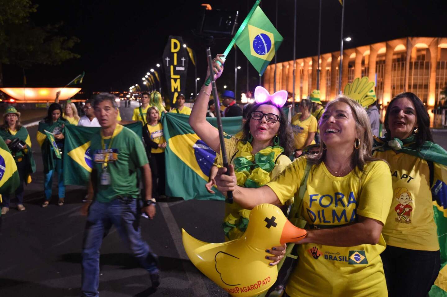 Brazilians take to the streets ahead of impeachment vote