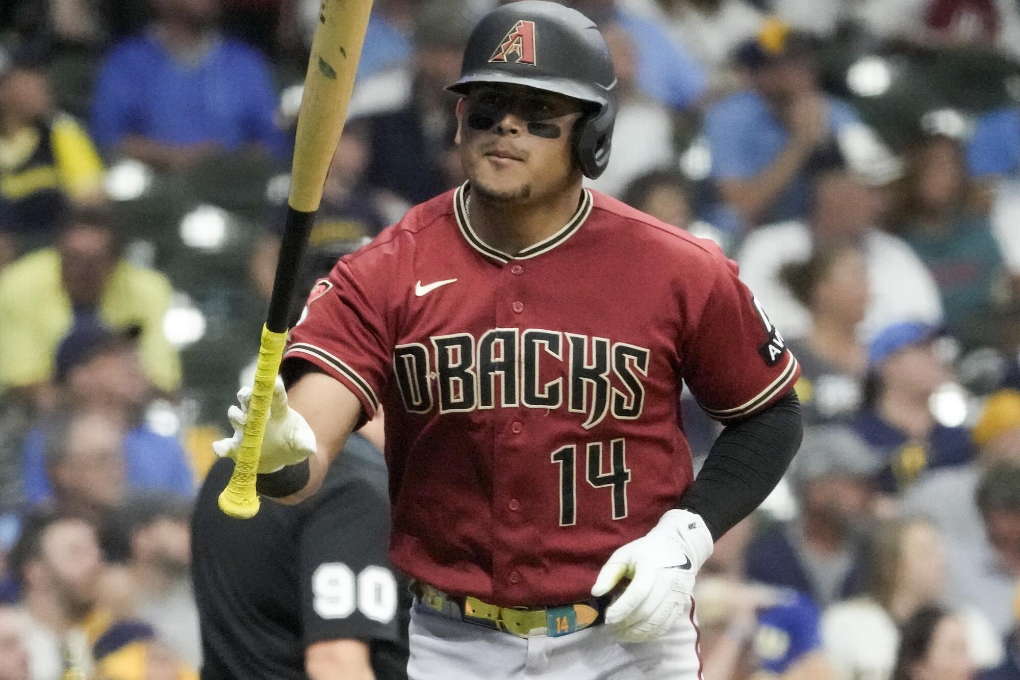 Arizona Diamondbacks'ten Gabriel Moreno, 3 Ekim 2023'te Milwaukee Brewers'a karşı sayı vuruşu yaptıktan sonra tepki gösteriyor.