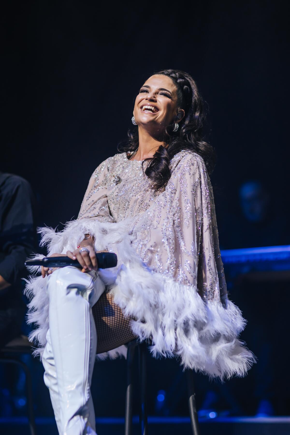 Natlia Jiménez sonríe frente a asu público en el escenario del Orpheum 