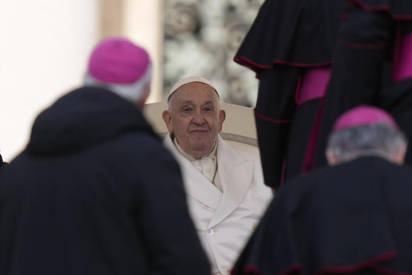 El papa Francisco celebra su audiencia general en la plaza de San Pedro en el Vaticano, el miércoles 24 de abril de 2024. (AP Foto/Alessandra Tarantino)