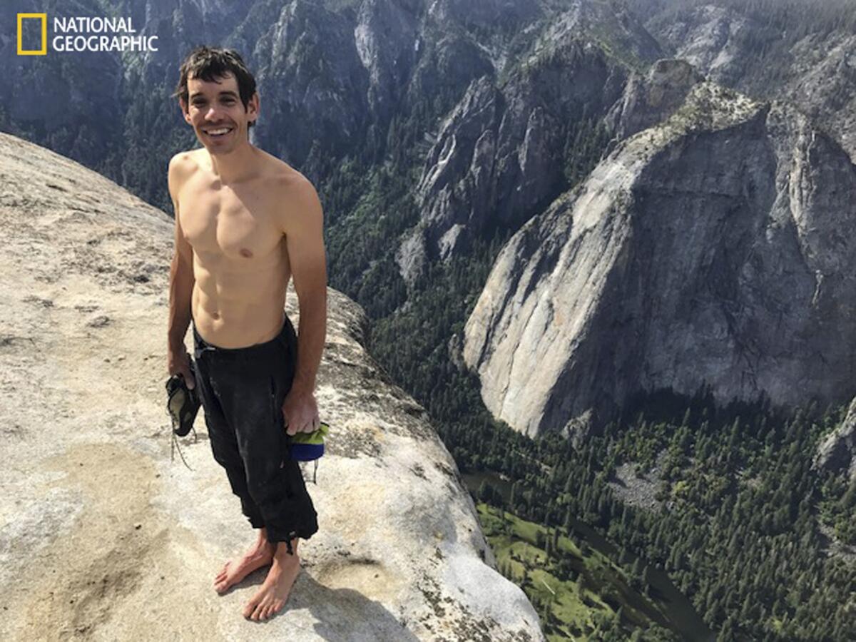 Alex Honnold, en lo alto de El Capitán, después de su escalada libre en solitario -la primera en la historia- del emblema de Yosemite, este sábado.