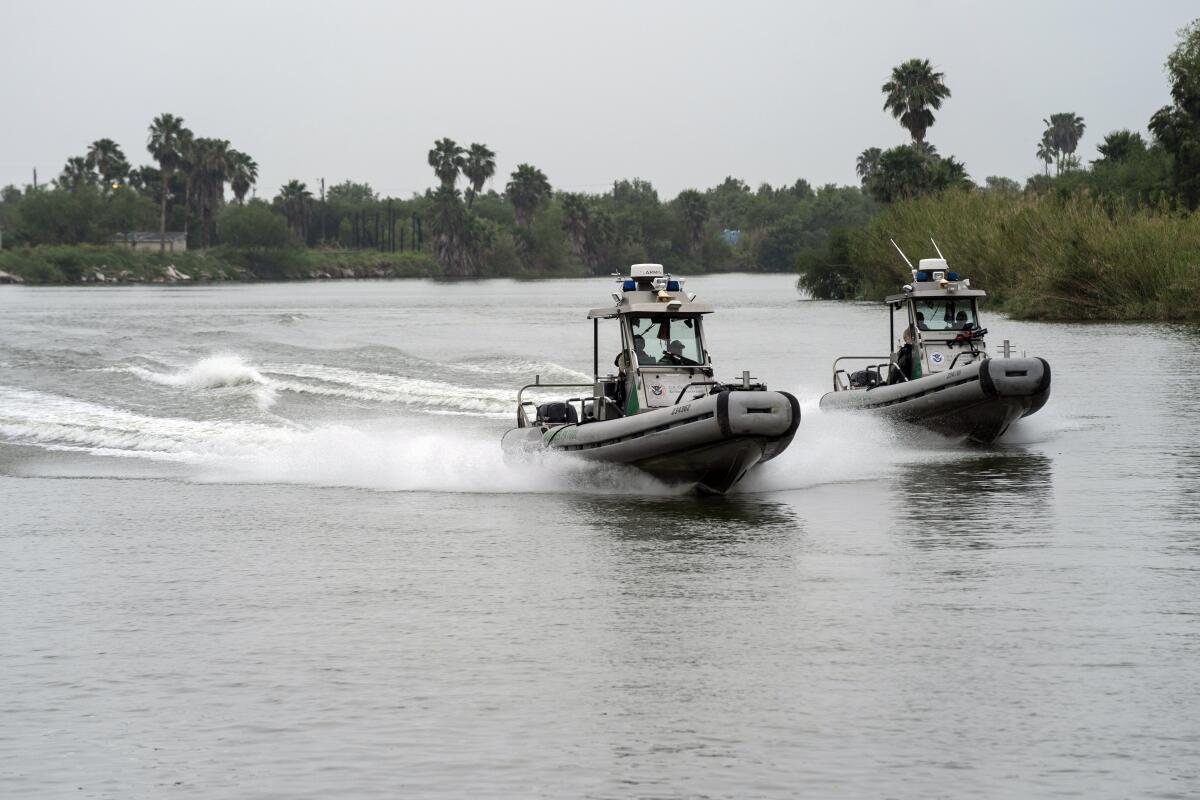 Agentes de la Patrulla Fronteriza de EEUU navegan por el río Bravo (o Grande) en Mission, Texas