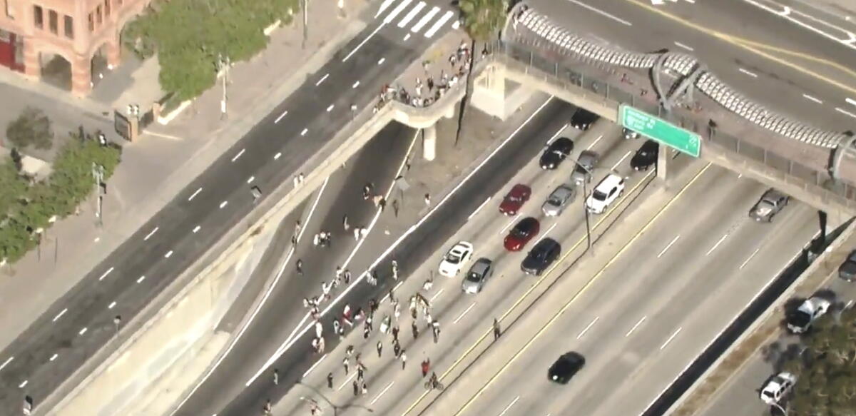Protesters Block 101 Pro-Palestinian protesters shut down 101 Freeway in downtown L.A. - Los ...