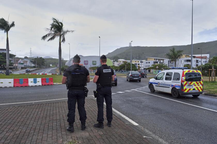ARCHIVO - Gendarmes franceses patrullan una glorieta en Numea, Nueva Caledonia, el domingo 12 de diciembre de 2021. (AP Foto/Clotilde Richalet, Archivo)
