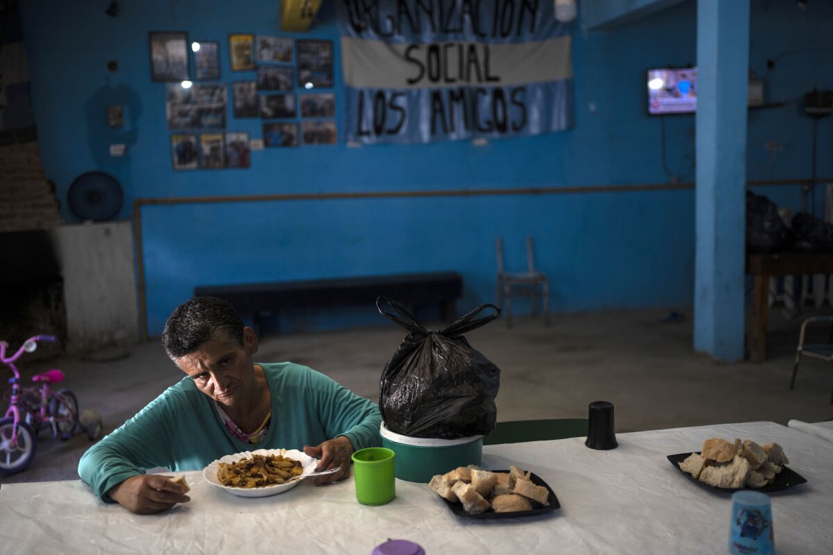 ARCHIVO- Marisa Lara, de 50 años, come un almuerzo gratuito en el comedor Los Amigos de Buenos Aires