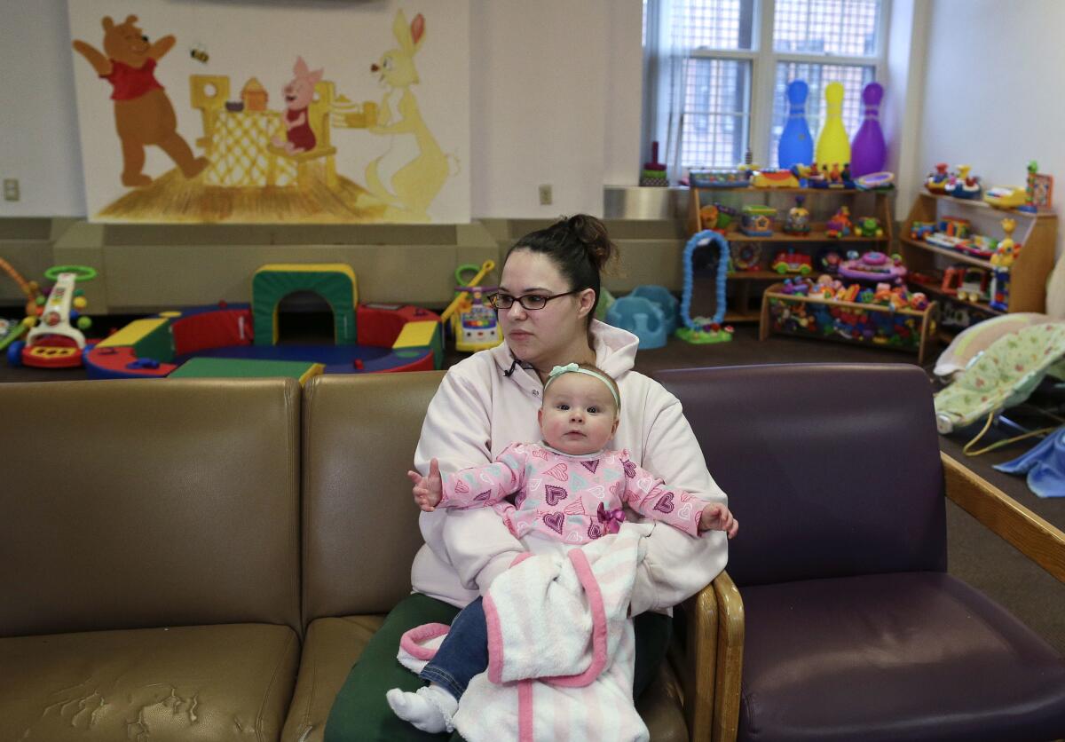 Jennifer Dumas sostiene a su hija, Codylynn, en una sala de juegos del penal de Bedford Hills, en Bedford Hills, Nueva York. El centro tiene una de las ocho guarderías operativas en prisiones en las que las mujeres viven con sus recién nacidos.