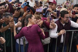 La candidata presidencia Claudia Sheinbaum saluda a sus seguidores a su llegar al acto inaugural de campaña en la plaza del Zócalo en Ciudad de México, el viernes 1 de marzo de 2024. Las elecciones presidenciales en México están previstas para el 2 de junio. (AP Foto/Áurea de Rosario)