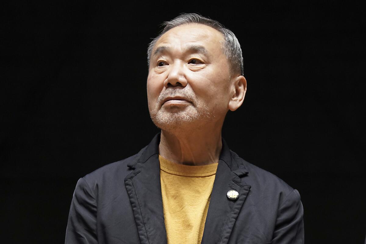 ARCHIVO - El novelista japonés Haruki Murakami posa para la foto durante una conferencia de prensa 