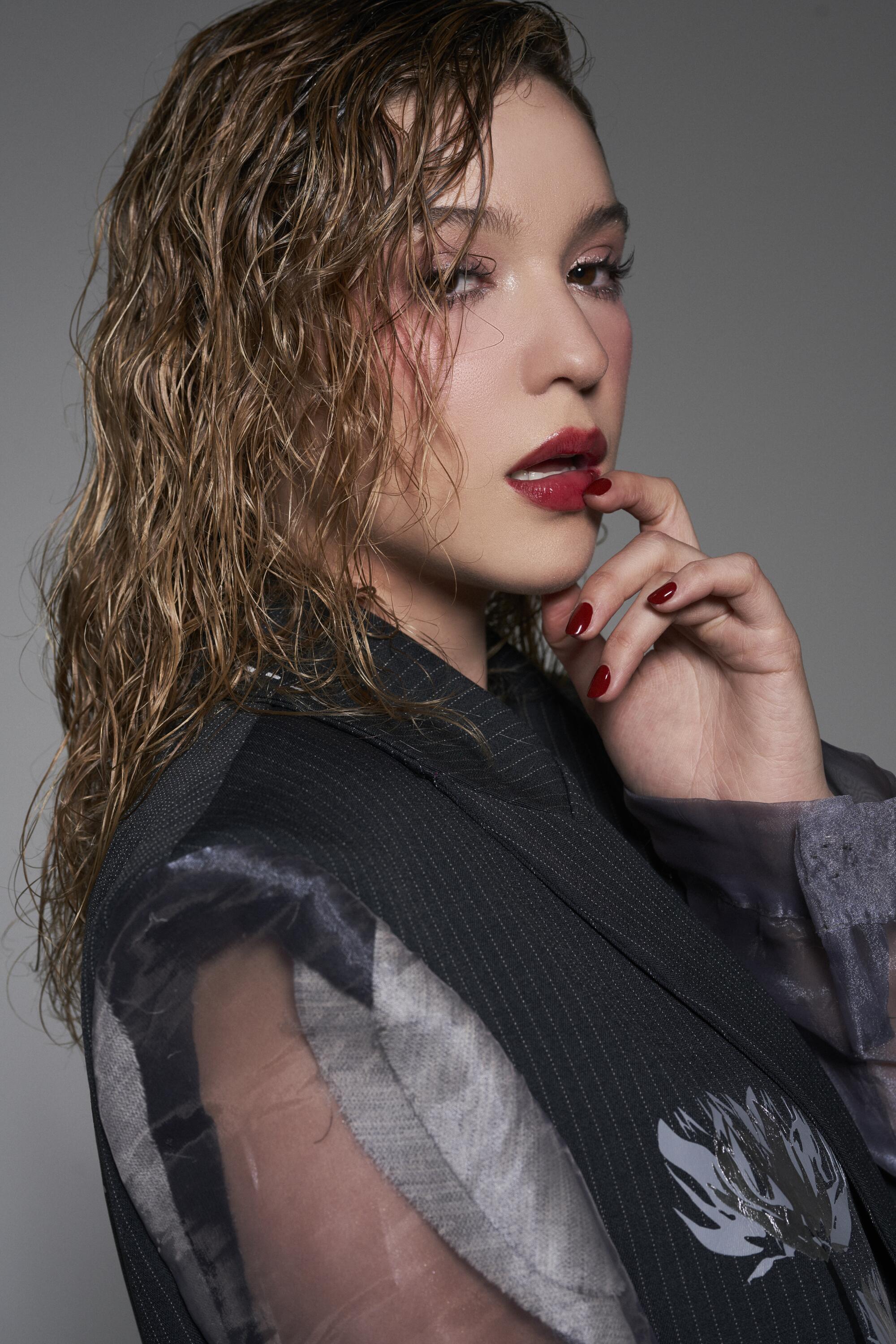 Mía Rubín incluye en su EP seis canciones con un personaje marcado por el dolor, que está dañado y algo roto.