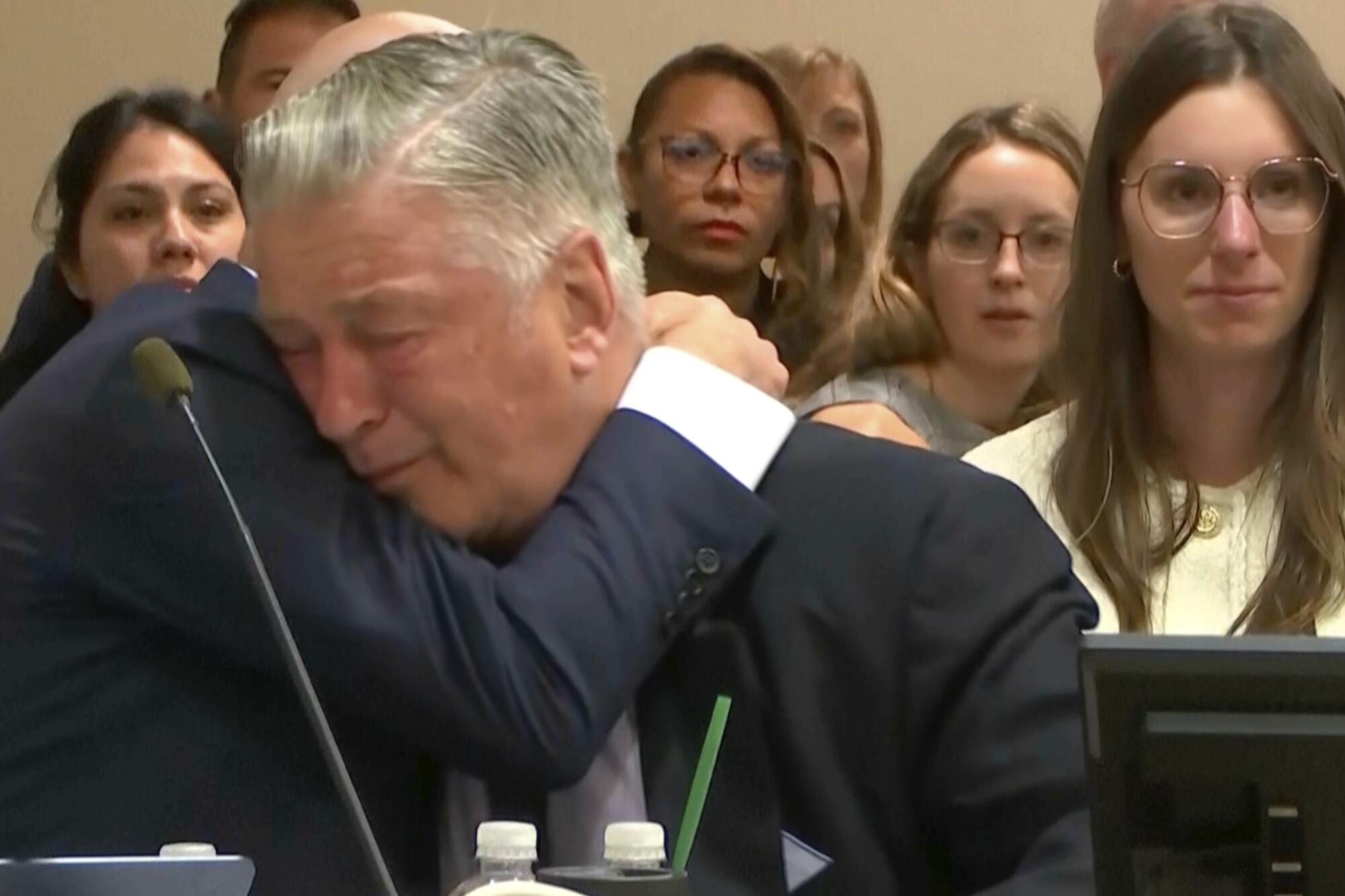 El actor Alec Baldwin llora después de que la jueza desestimara el caso de homicidio involuntario