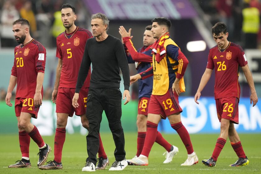El técnico de España Luis Enrique tras el empate 1-1 contra Alemania en el partido por el Grupo E del Mundial, el domingo 27 de noviembre de 2022, en Jor, Qatar. (AP Foto/Matthias Schrader)