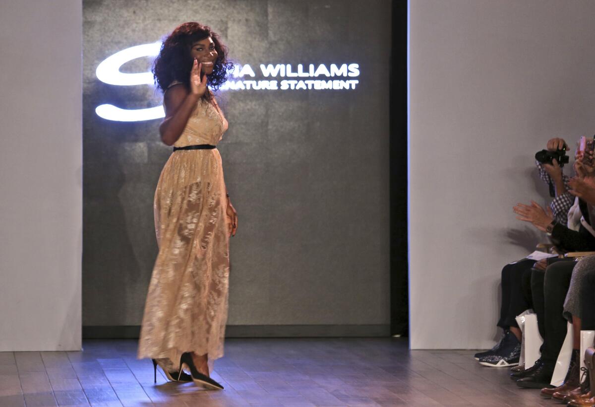 La tenista Serena Williams agradece al público tras mostrar una colección que lleva su nombre durante la Semana de la Moda en Nueva York, el lunes 12 de septiembre de 2016 (AP Foto/Seth Wenig) ** Usable by HOY, ELSENT and SD Only **