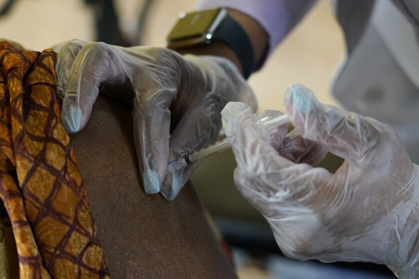 Una persona recibe la vacuna contra el coronavirus en Jackson, Mississippi.