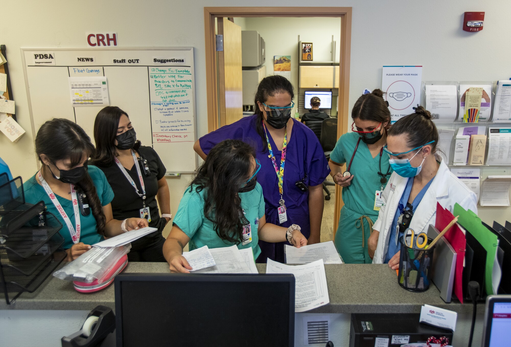 Tıbbi klinik çalışanları bir tezgahta toplanıyor