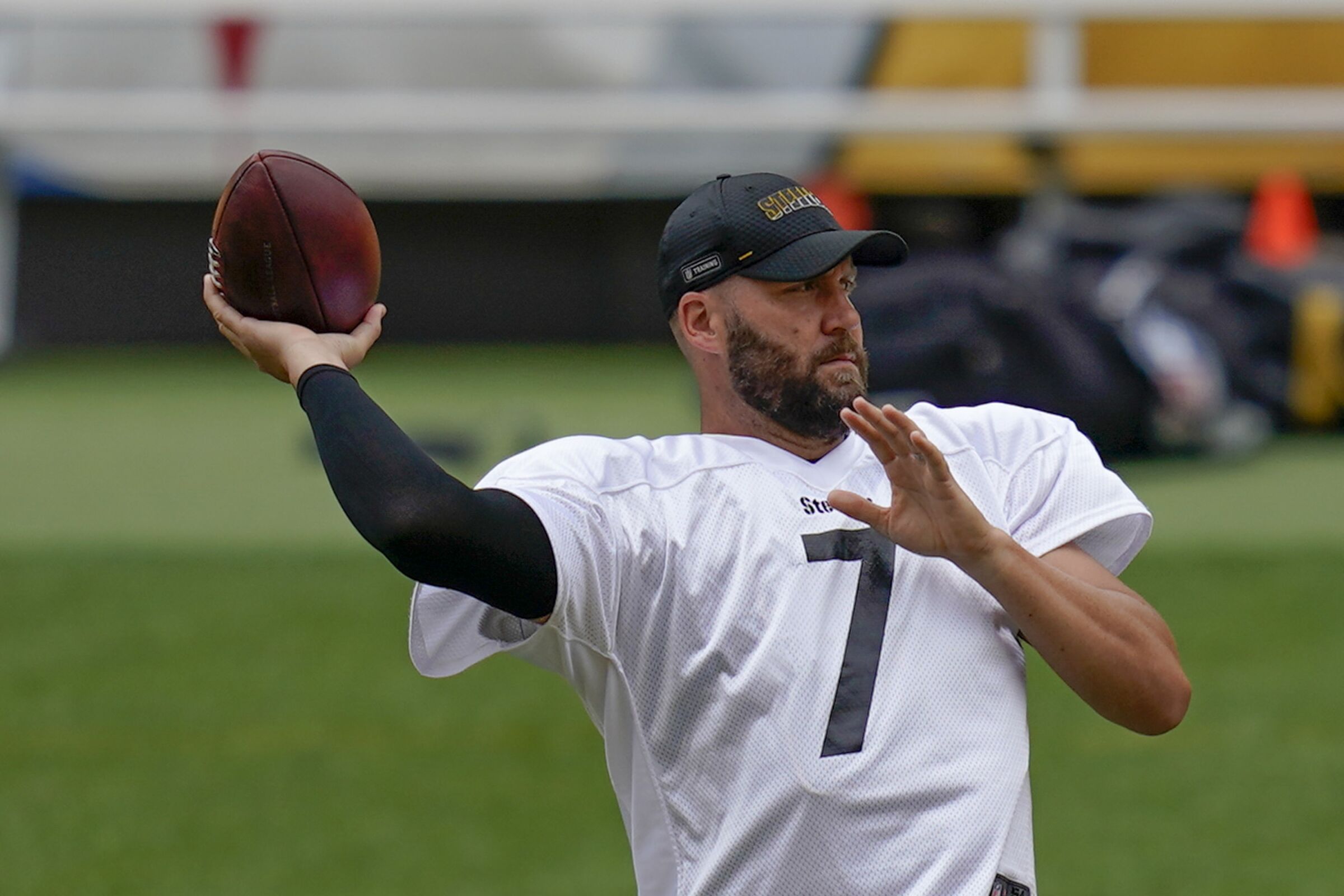 Pittsburgh Steelers quarterback Ben Roethlisberger throws during warmups.