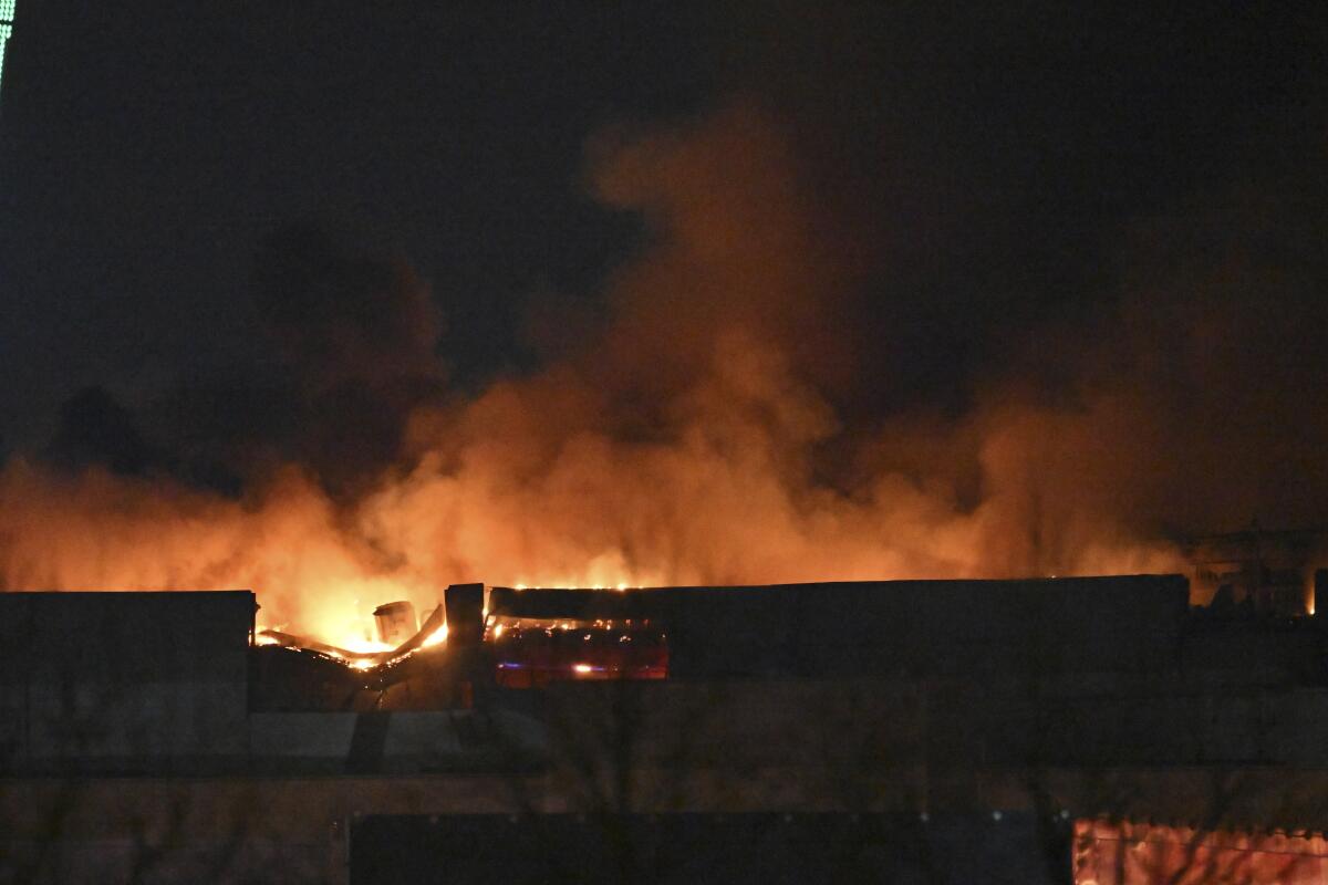 Un fuerte incendio es visto sobre la sala de conciertos Crocus City Hall (AP Foto/Dmitry Serebryakov)
