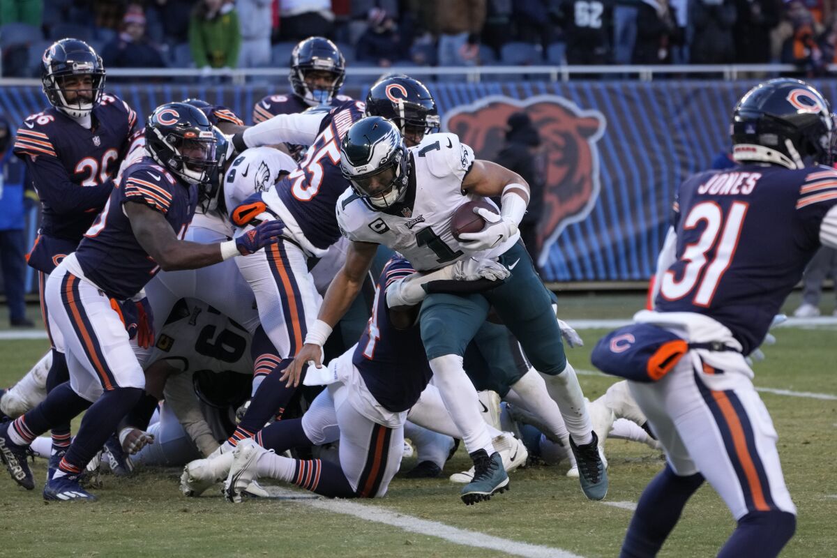 Philadelphia Eagles'tan Jalen Hurts, Chicago Bears'a karşı iki puanlık bir dönüşüm için koşuyor.