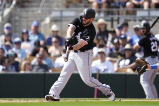 Mike Moustakas, de los Medias Blancas de Chicago, aparece durante la primera entrada de un juego de béisbol de entrenamiento de primavera contra los Dodgers de Los Ángeles en Phoenix, el martes 27 de febrero de 2024. Los Medias Blancas de Chicago liberaron el viernes al jugador de cuadro Mike Moustakas y al jardinero Kevin Pillar. (AP Foto/Ashley Landis)