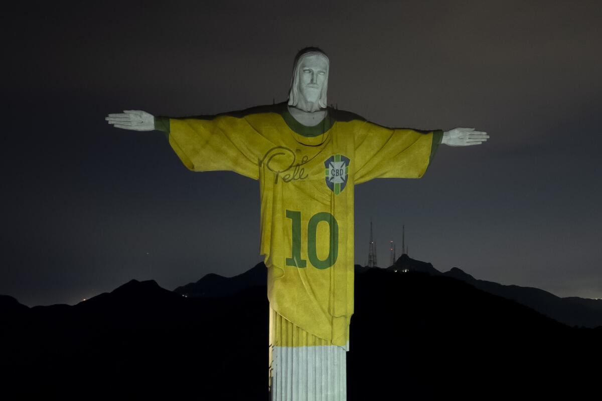 La estatua de Cristo Redentor se ilumina como si portar la camiseta de Pelé,