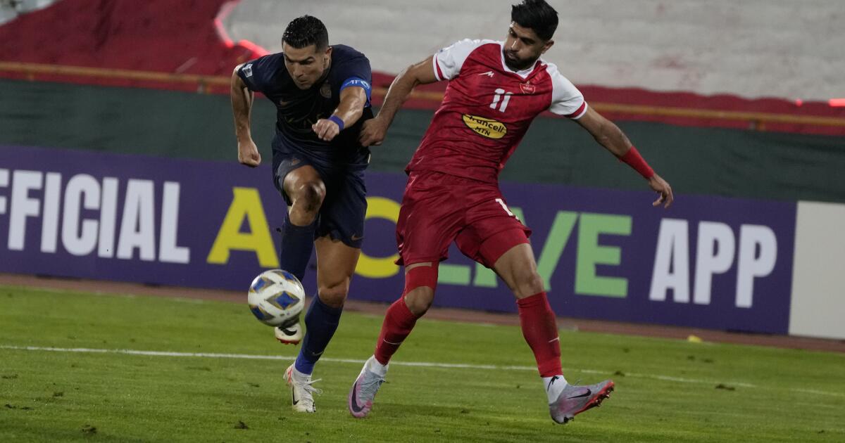 호날두는 알나스르가 페르세폴리스를 2-0으로 꺾고 AFC 챔피언스 리그 개막을 앞두고 0-0 무승부를 기록했습니다.