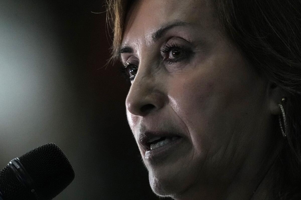ARCHIVO - La presidenta de Perú, Dina Boluarte, se dirige a la prensa al finalizar 