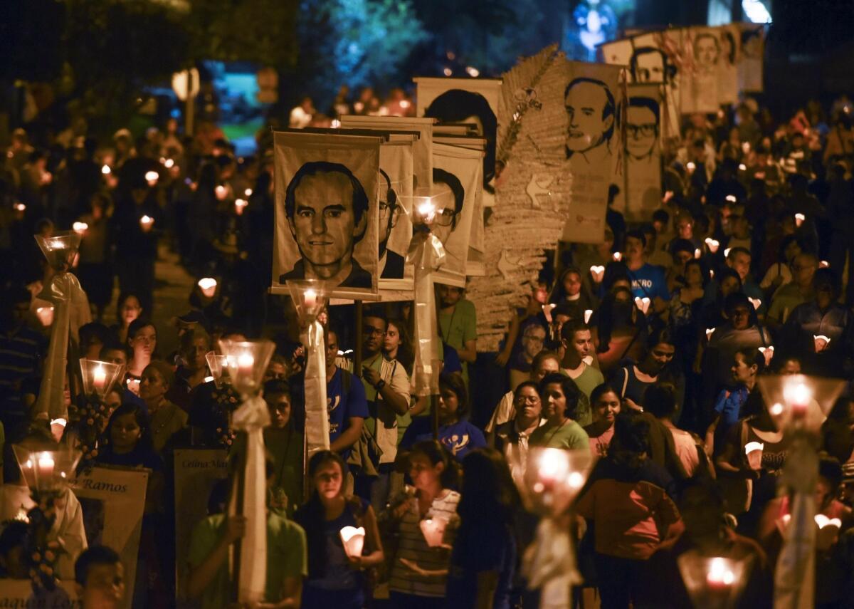 Mujeres salvadoreñas participan en la tradicional procesión de los "farolitos", en las instalaciones de la Universidad Centroamericana (UCA), en San Salvador (El Salvador).