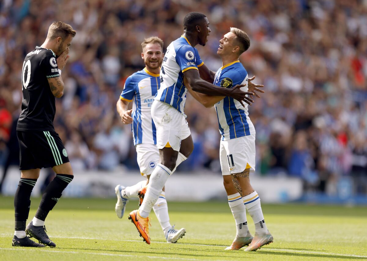 Moisés Caicedo (centro) celebra tras anotar un gol para Brighton