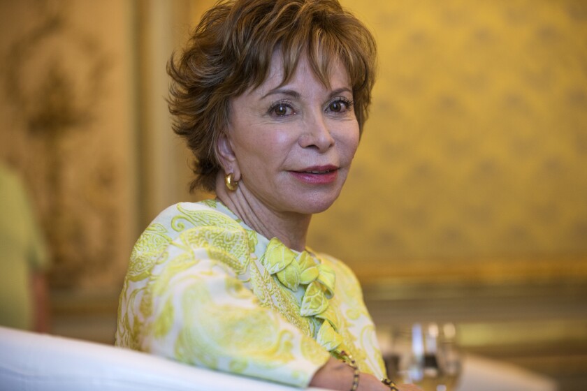 ARCHIVO - Isabel Allende posa en Madrid el 5 de junio de 2017. Han pasado 40 años desde que Allende