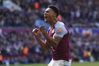 Ollie Watkins de Aston Villa celebra el gol de su compañero Moussa Diaby ante Bournemouth en la Liga Premier, el domingo 21 de abril de 2024. (David Davies/PA vía AP)