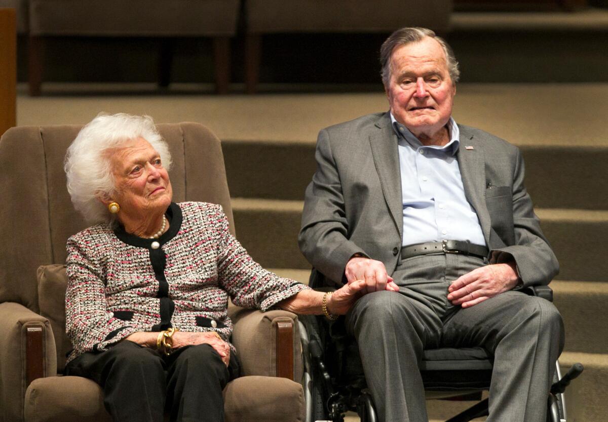 ARCHIVO - En esta fotografía del 8 de marzo de 2017, el expresidente George H.W. Bush y la ex primera dama Barbara Bush, asisten a una ceremonia de premiación de la Congregación Beth Israel en Houston.