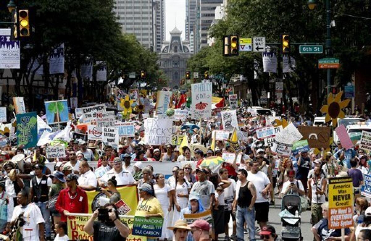 Numerosos manifestantes se desplazan por el centro de Filadelfia el domingo 24 de julio de 2016, el día anterior al inicio de la Convención Nacional Demócrata. (AP Foto/Alex Brandon)
