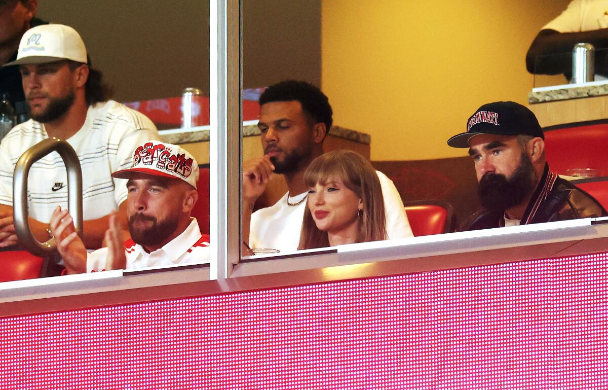 Taylor Swift, Travis Kelce and that engagement ring go public - Los Angeles Times